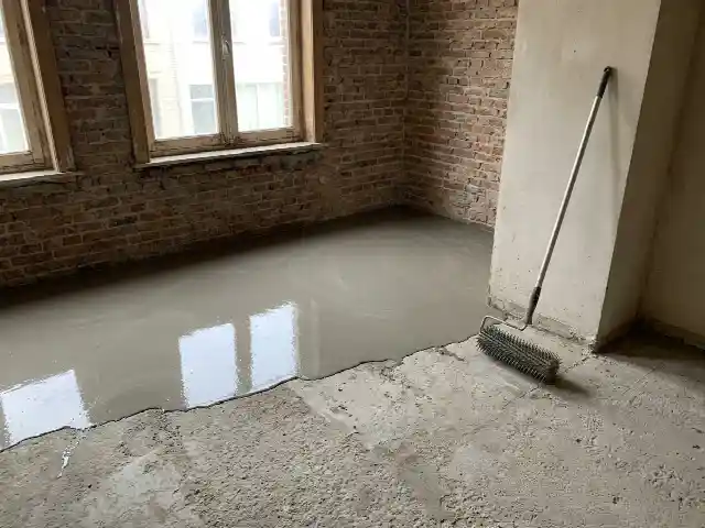 Pas gegoten egaline op een chape in een lege kamer