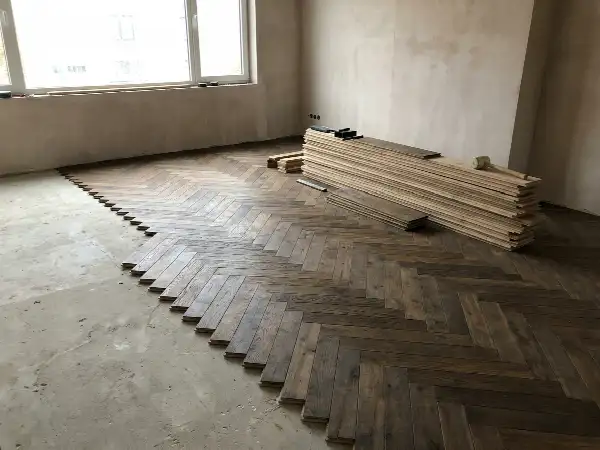 Eiken visgraatparket, gedeeltelijk gelegd in een woonkamer